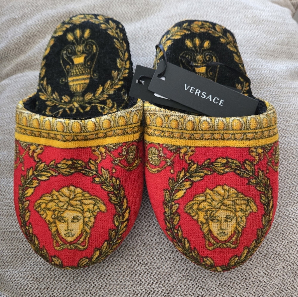 ✨️VERSACE SLIPPERS SIZE SMALL RED/BLACK/GOLD